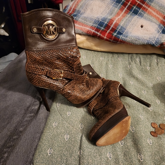 name brand clothes shoes boots purses uniforms a few sizes ask. Electronics - Picture 6 of 16